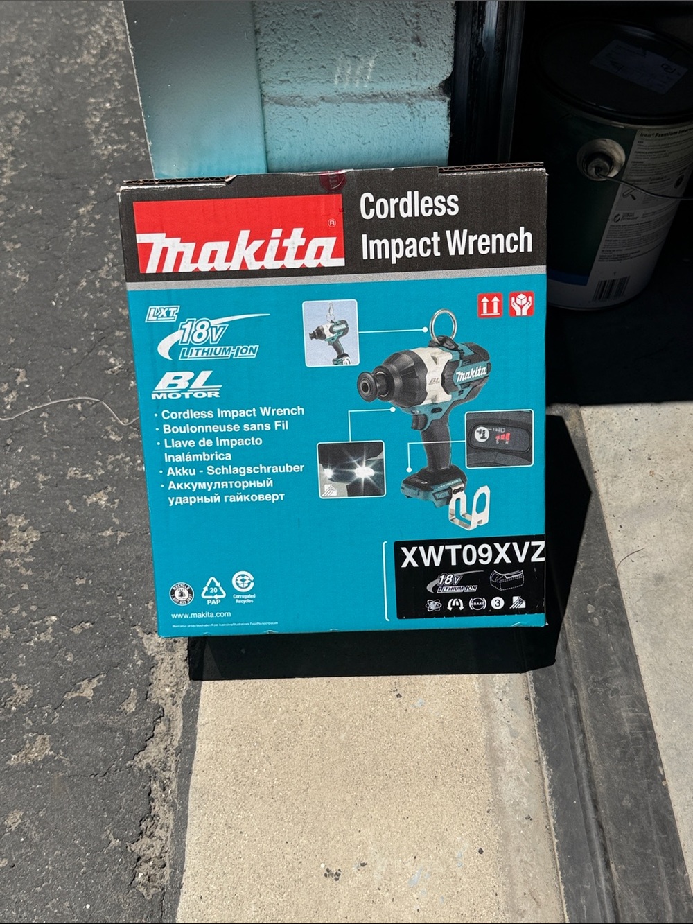Makita Cordless Impact Wrench in Teal and Black